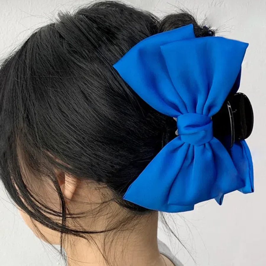 Женская большая заколка-краб с двойным бантом — выразительный акцент в повседневной укладке