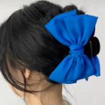 Женская большая заколка-краб с двойным бантом — выразительный акцент в повседневной укладке