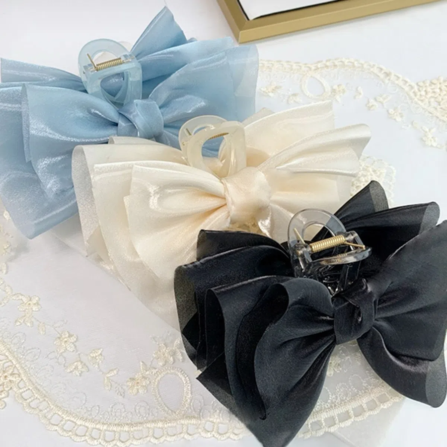 Женская большая заколка-краб с атласным бантом — нежный акцент для романтичного образа