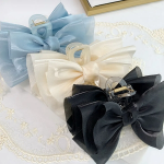 Женская большая заколка-краб с атласным бантом — нежный акцент для романтичного образа