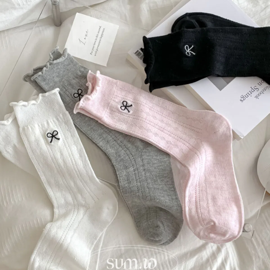 Носки с вышивкой и оборками от SooM — нежный акцент в повседневном образе (черный,серый,розовый,белый)