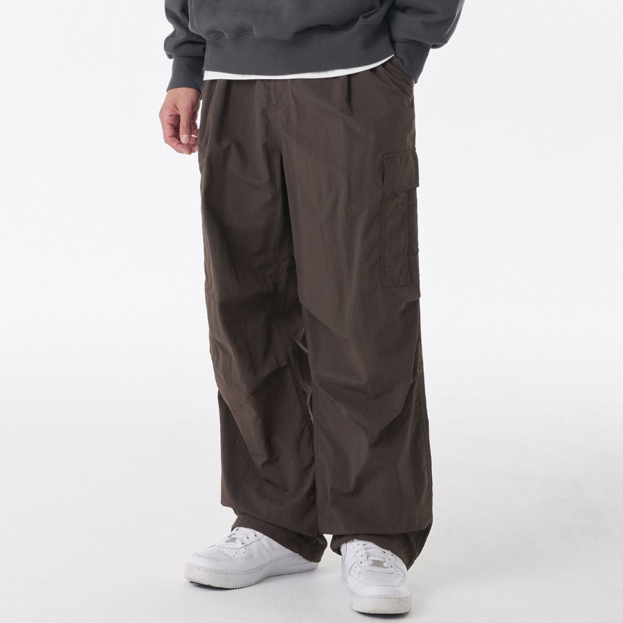 Nylon One-Tuck Parachute Cargo Pants [Brown]