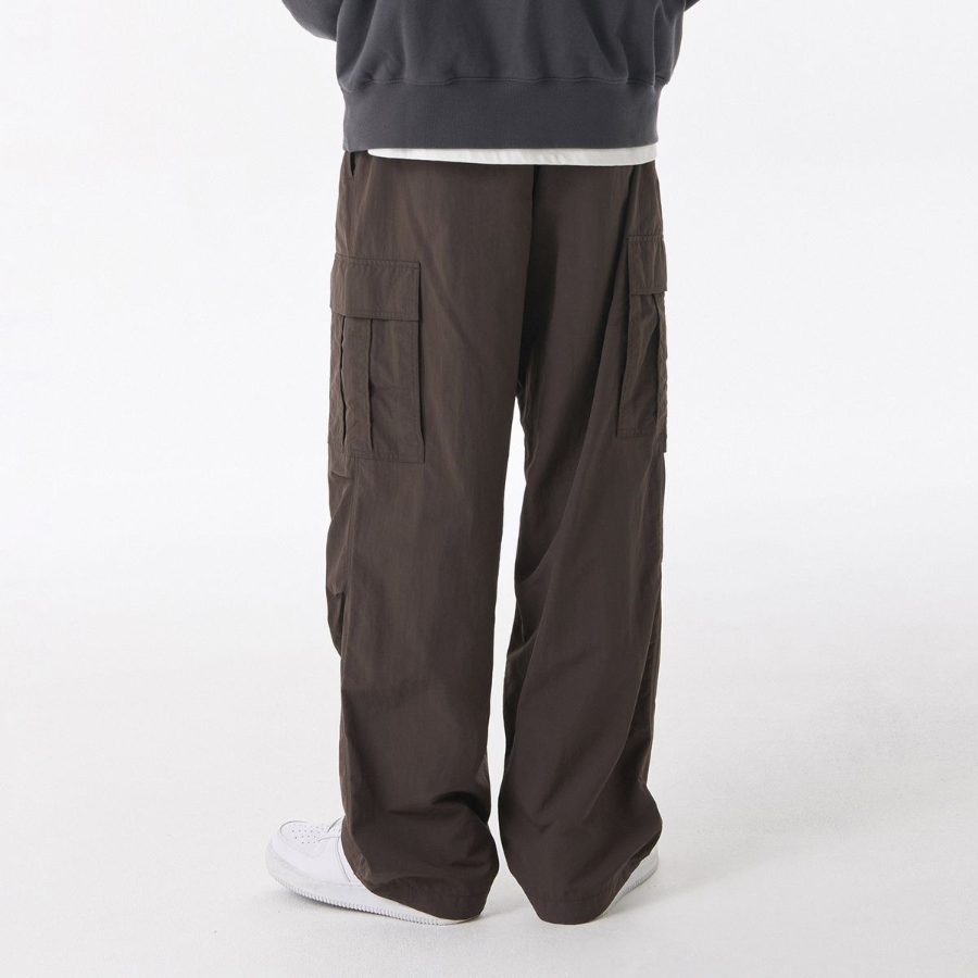 Nylon One-Tuck Parachute Cargo Pants [Brown]