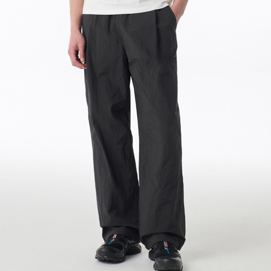 Nylon Crease One-Tuck Wide Banding Pants [Black]