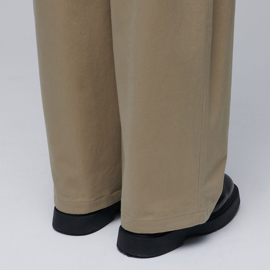 Curved Wide Chino Pants [Beige]