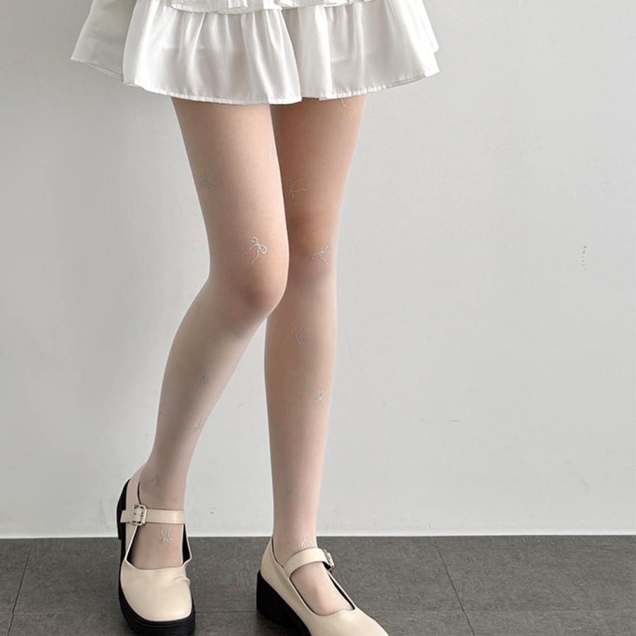 Полупрозрачные колготки с глиттерным бантом — эффектный акцент в стиле китч и хайтин