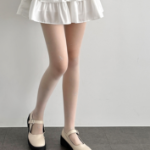 Полупрозрачные колготки с глиттерным бантом — эффектный акцент в стиле китч и хайтин