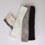 Длинные вязаные гетры в рубчик — тепло, стиль и текстура в одном аксессуаре