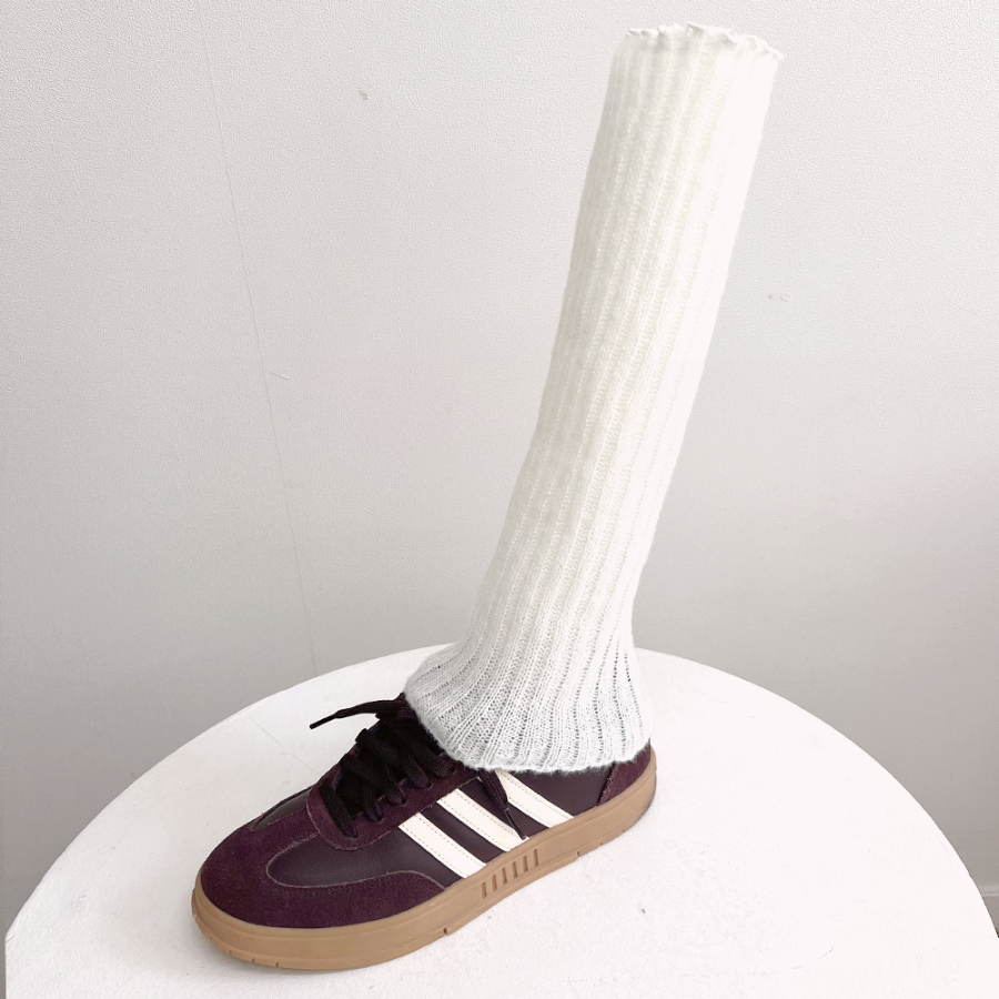 Длинные вязаные гетры в рубчик — тепло, стиль и текстура в одном аксессуаре