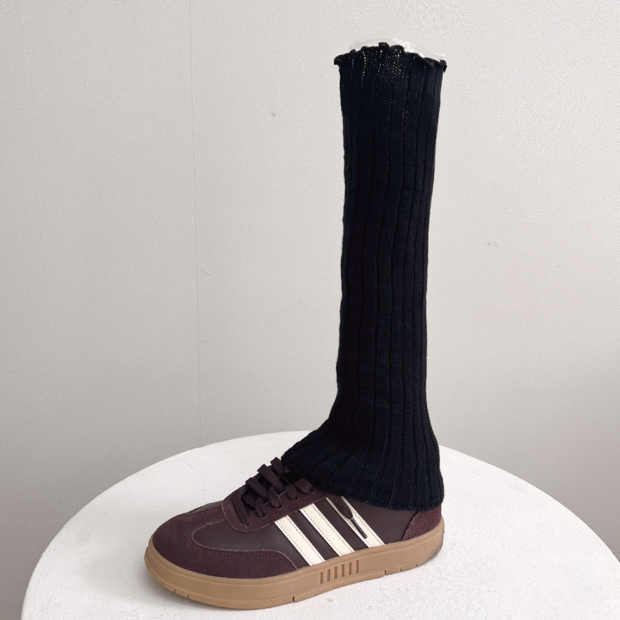 Длинные вязаные гетры в рубчик — тепло, стиль и текстура в одном аксессуаре