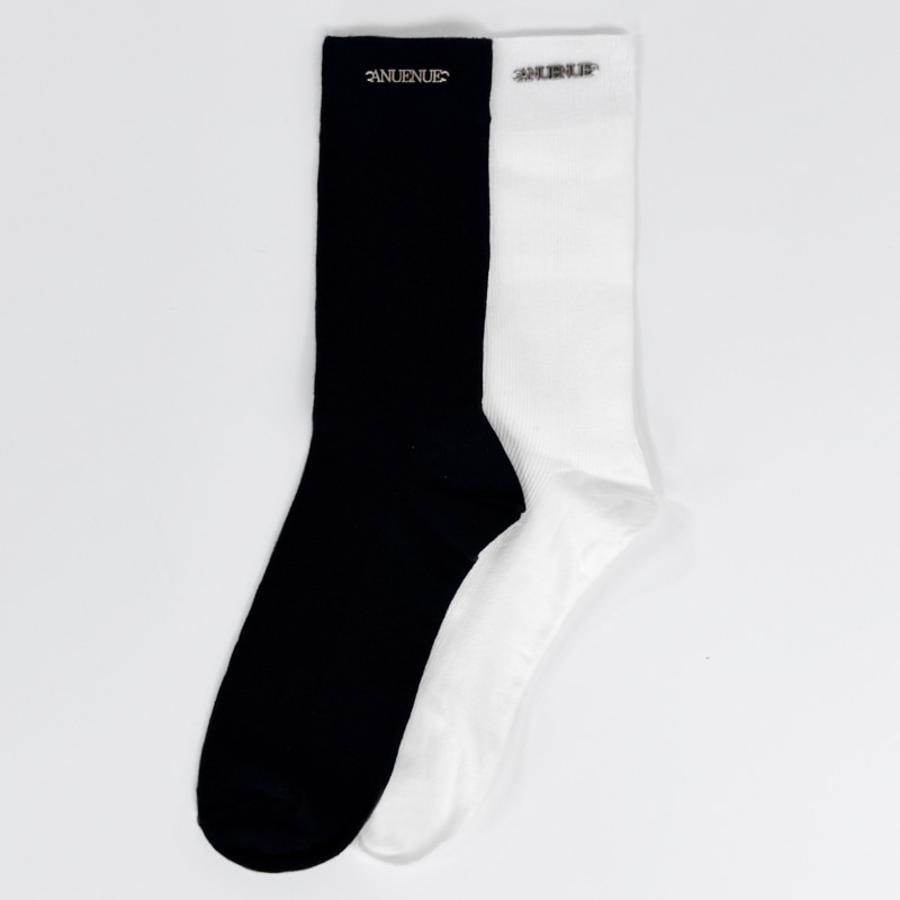 Стильные носки с металлическим логотипом — акцент на деталях в повседневном образе