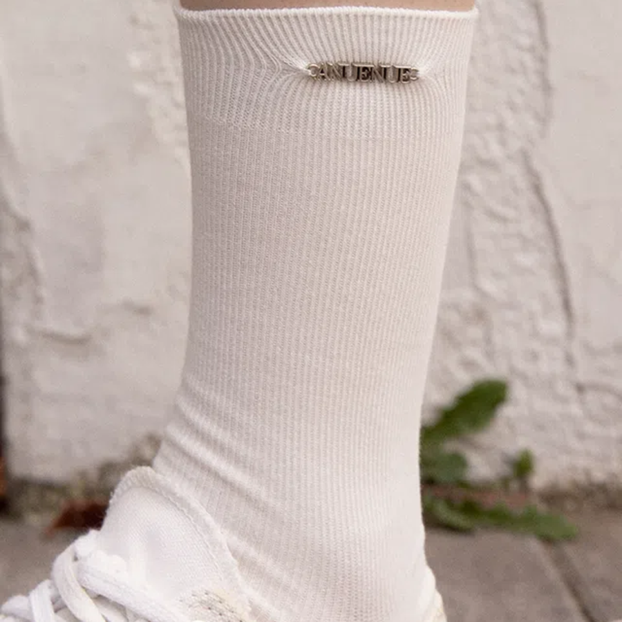 Стильные носки с металлическим логотипом — акцент на деталях в повседневном образе