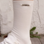 Стильные носки с металлическим логотипом — акцент на деталях в повседневном образе