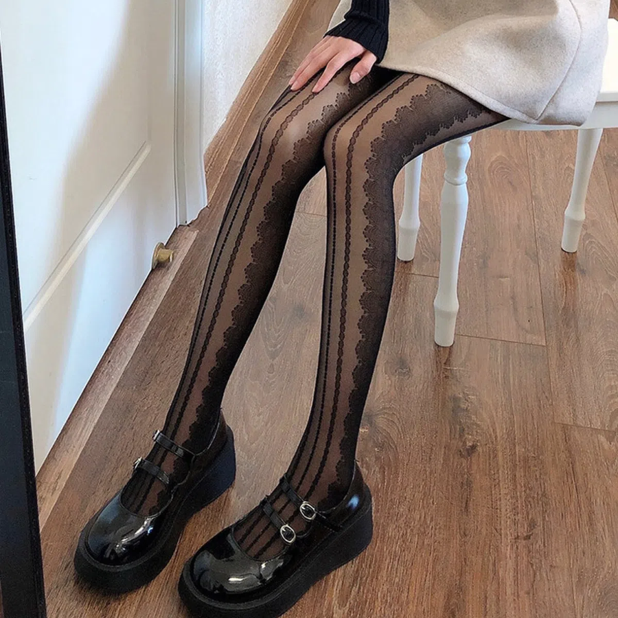 Sainte кружевные колготки с вертикальной полоской — изысканный силуэт и акцент на деталях