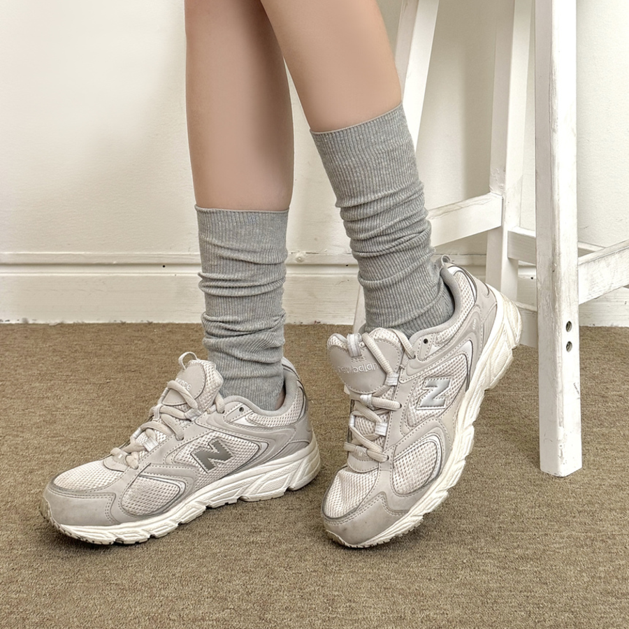 Длинные гольфы-вармеры в рубчик — стильный комфорт на весну и лето