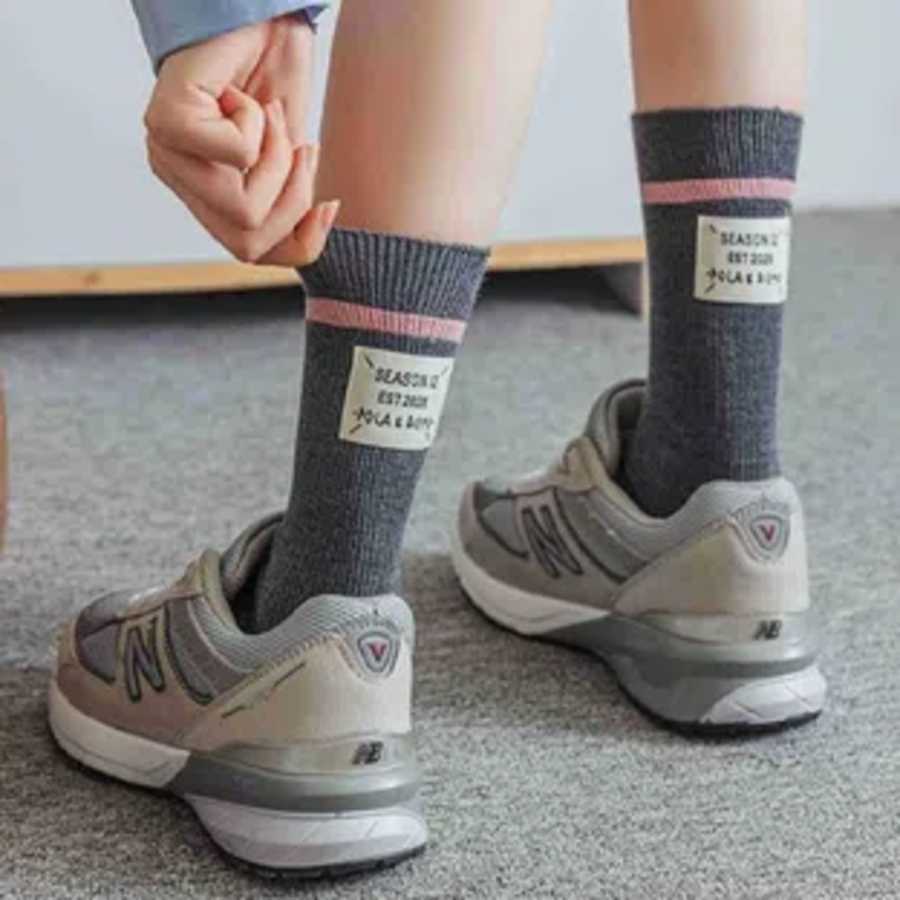 Носки с ваппен-лейблом — акцентный элемент для повседневного стиля