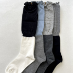 Frill Half-Half Knee Socks — стильные ни-саксы с контрастным дизайном и фестонами