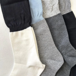 Frill Half-Half Knee Socks — стильные ни-саксы с контрастным дизайном и фестонами