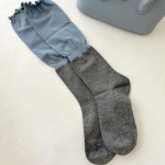 Frill Half-Half Knee Socks — стильные ни-саксы с контрастным дизайном и фестонами