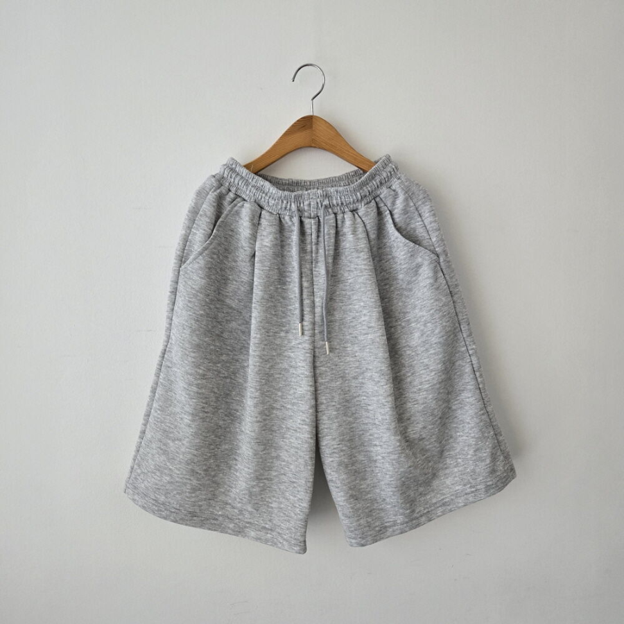 Бермуды с передними складками в спортивном стиле