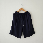 Бермуды с передними складками в спортивном стиле