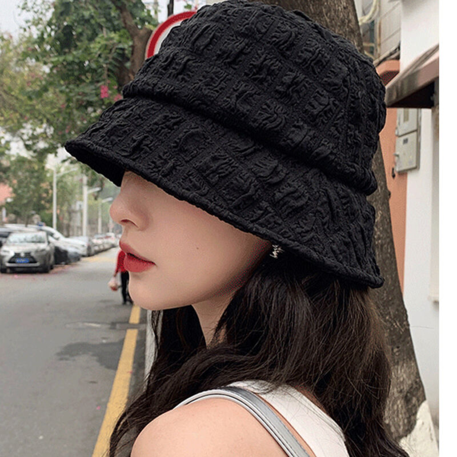 Marie Embossed Pom-Pom Bucket Hat — текстурная панама с помпоном и эффектной посадкой
