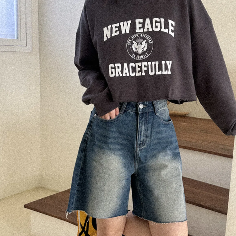 Бермуды из денима с эффектом cat brush, высокой посадкой и необработанным краем