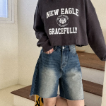 Бермуды из денима с эффектом cat brush, высокой посадкой и необработанным краем