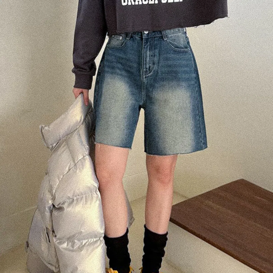 Бермуды из денима с эффектом cat brush, высокой посадкой и необработанным краем