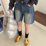 Бермуды из денима с эффектом cat brush, высокой посадкой и необработанным краем