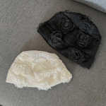 Летняя кружевная шапочка-бини с цветочным узором — нежный акцент в романтичном стиле