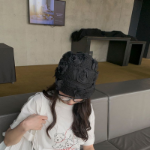 Летняя кружевная шапочка-бини с цветочным узором — нежный акцент в романтичном стиле