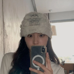 Летняя кружевная шапочка-бини с цветочным узором — нежный акцент в романтичном стиле