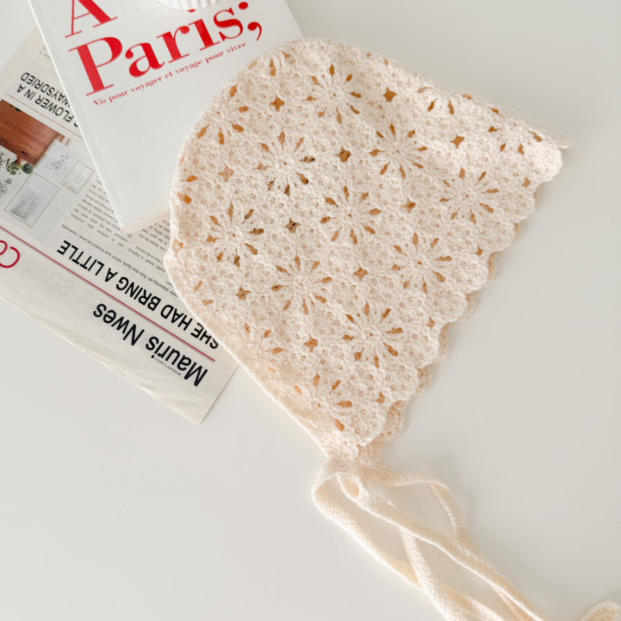 Вязаная шапочка-боннет с цветами и завязками — уютная интерпретация винтажного шарма