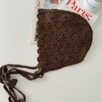 Вязаная шапочка-боннет с цветами и завязками — уютная интерпретация винтажного шарма