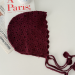 Вязаная шапочка-боннет с цветами и завязками — уютная интерпретация винтажного шарма