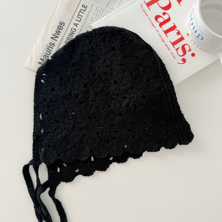 Вязаная шапочка-боннет с цветами и завязками — уютная интерпретация винтажного шарма