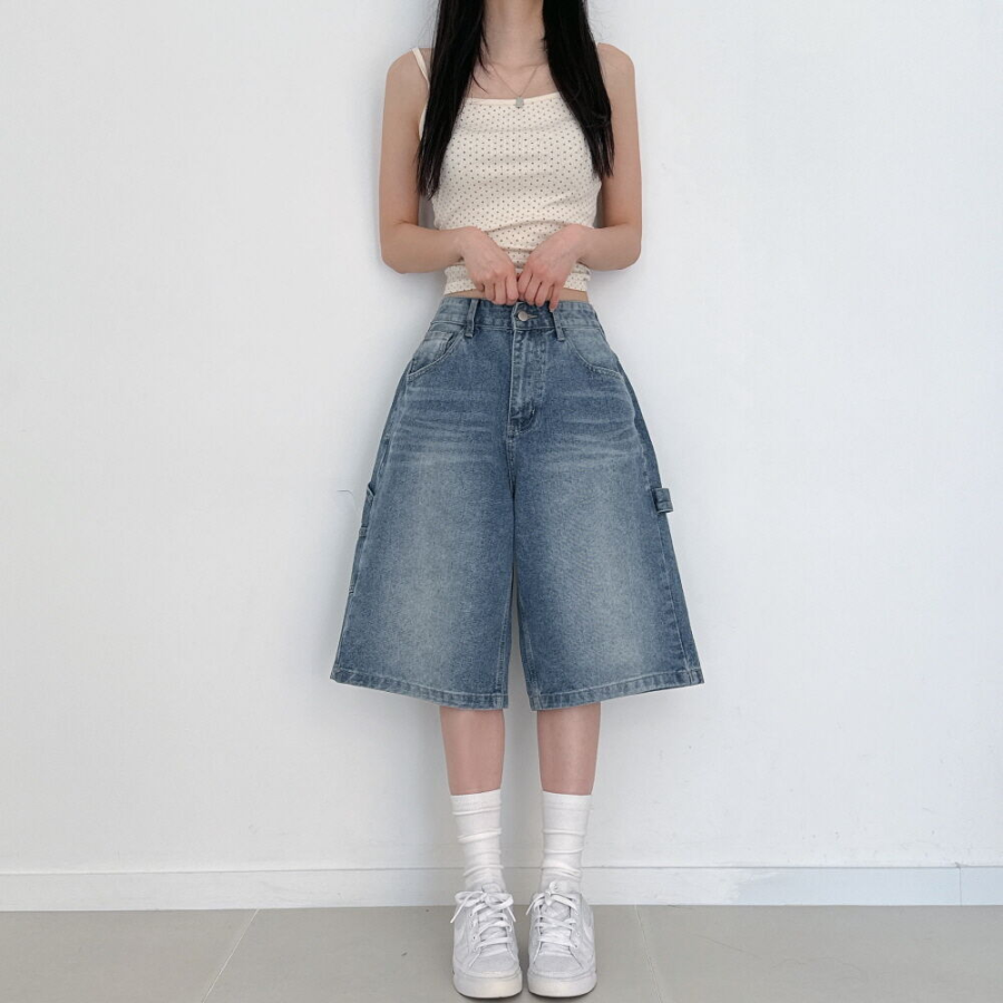 Джинсовые бермуды с широким кроем и накладными карманами в стиле карпентер