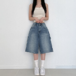 Джинсовые бермуды с широким кроем и накладными карманами в стиле карпентер