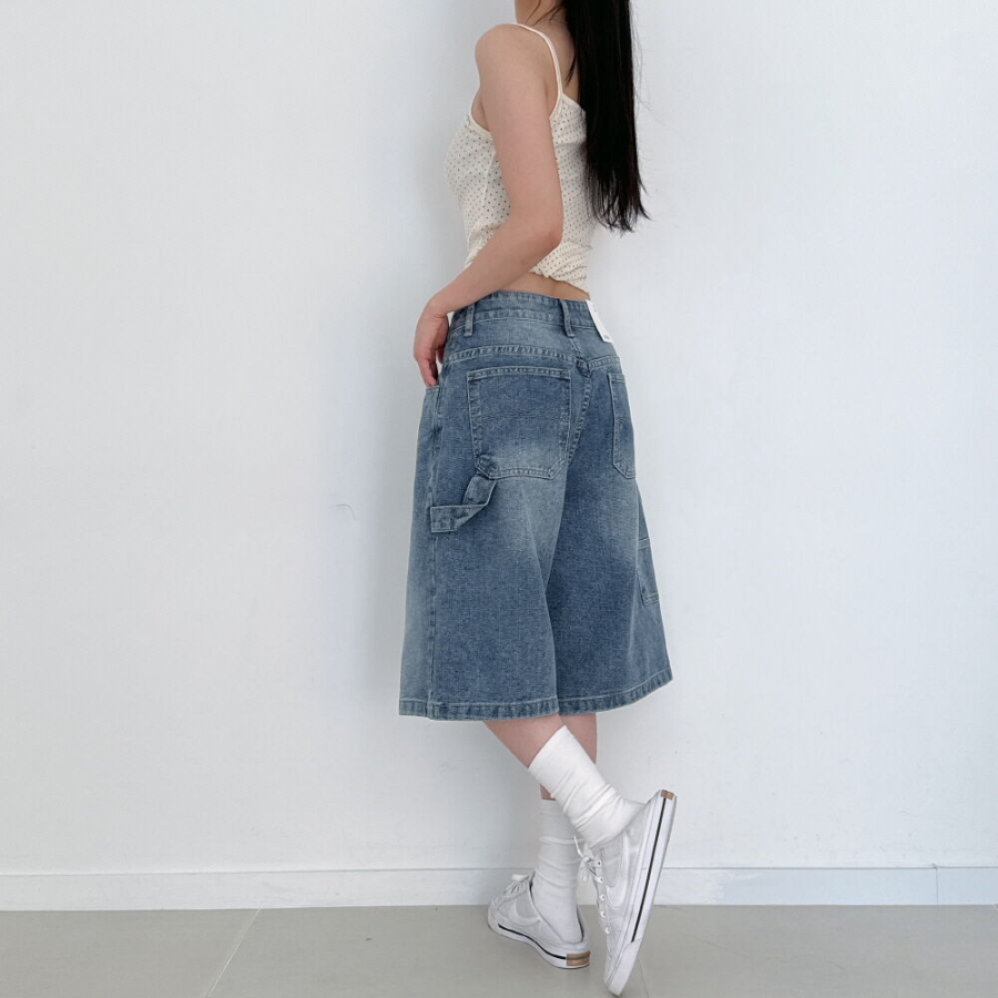 Джинсовые бермуды с широким кроем и накладными карманами в стиле карпентер