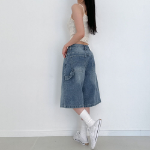 Джинсовые бермуды с широким кроем и накладными карманами в стиле карпентер