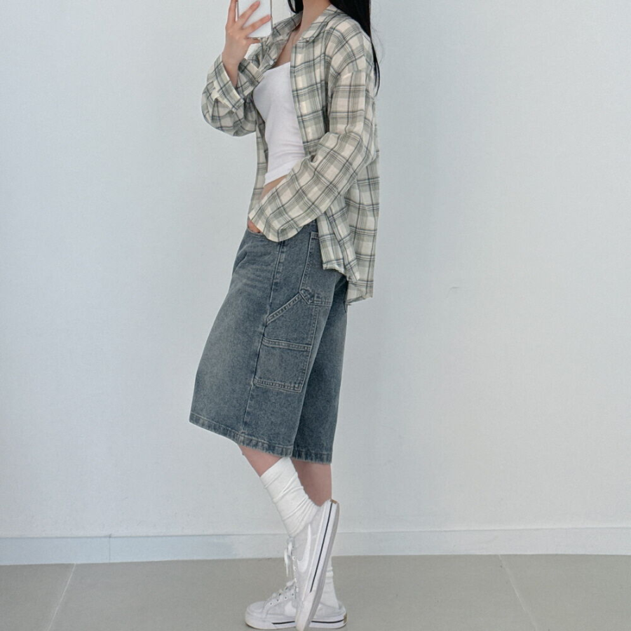 Джинсовые бермуды с широким кроем и накладными карманами в стиле карпентер