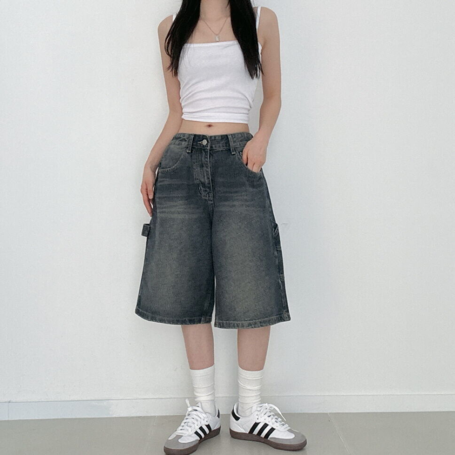 Джинсовые бермуды с широким кроем и накладными карманами в стиле карпентер