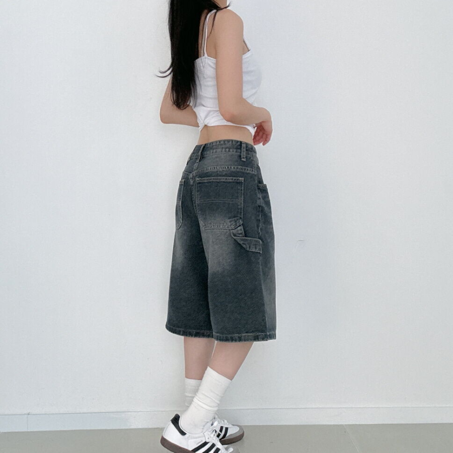 Джинсовые бермуды с широким кроем и накладными карманами в стиле карпентер