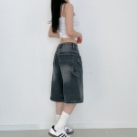 Джинсовые бермуды с широким кроем и накладными карманами в стиле карпентер