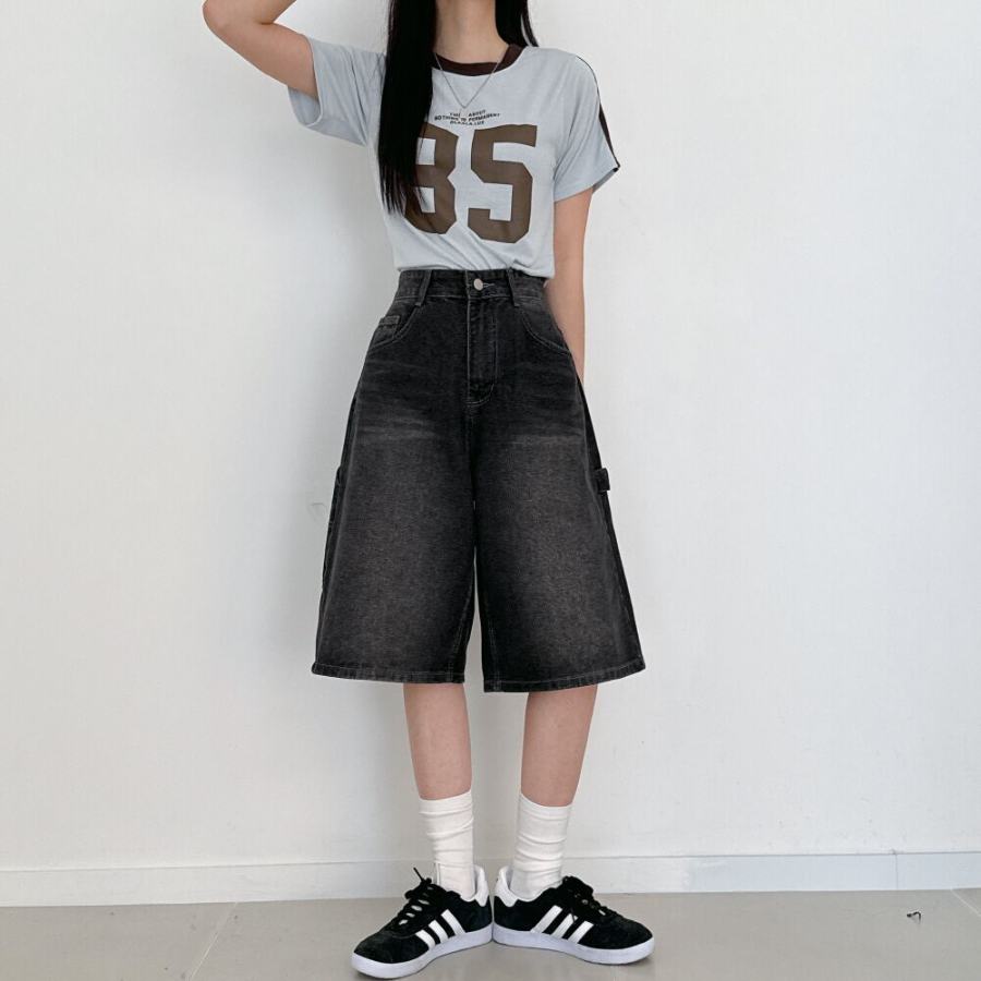 Джинсовые бермуды с широким кроем и накладными карманами в стиле карпентер