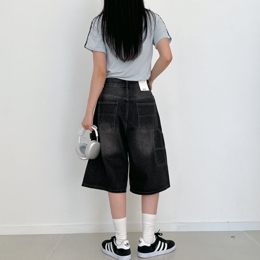 Джинсовые бермуды с широким кроем и накладными карманами в стиле карпентер