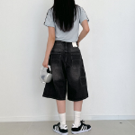 Джинсовые бермуды с широким кроем и накладными карманами в стиле карпентер