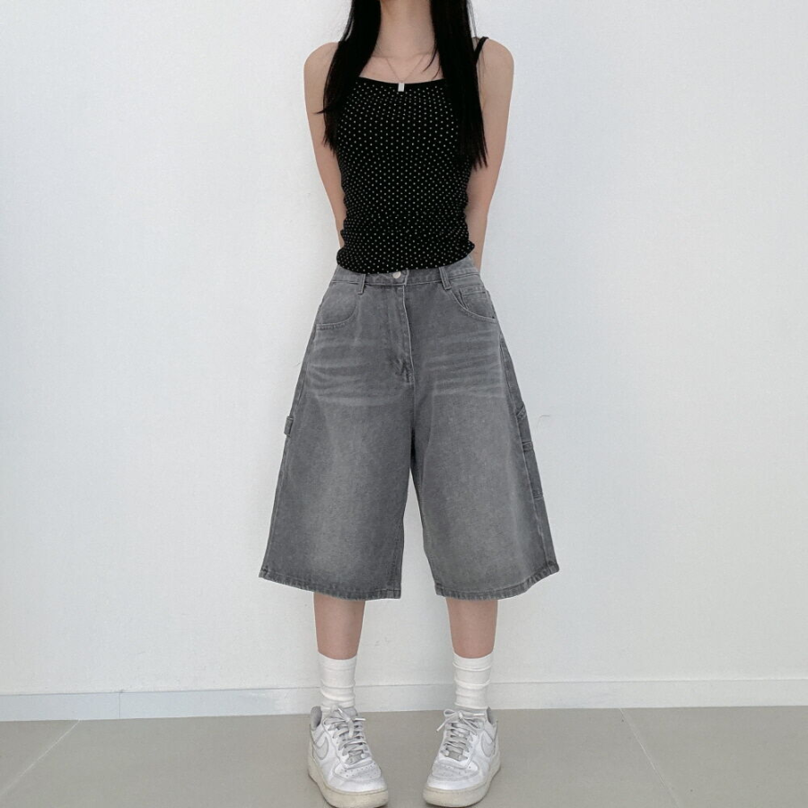 Джинсовые бермуды с широким кроем и накладными карманами в стиле карпентер