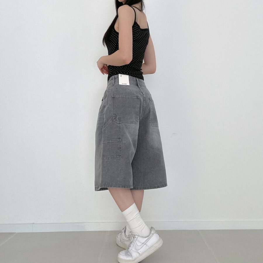 Джинсовые бермуды с широким кроем и накладными карманами в стиле карпентер